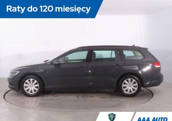 Volkswagen Passat cena 45000 przebieg: 228492, rok produkcji 2015 z Chełmża małe 254